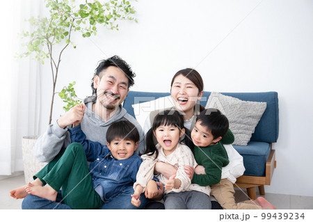 5人家族の年子のポートレート	 99439234