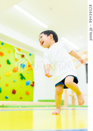 屋内保育イメージ 99439328