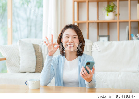スマホを持つミドル女性　OK 99439347