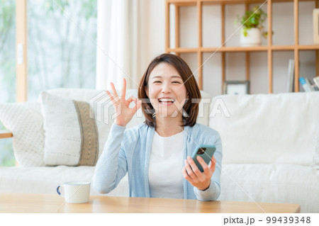 スマホを持つミドル女性　OK 99439348