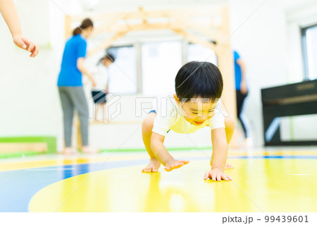 体操をする3歳の男の子 体操をする3歳の男の子 99439601