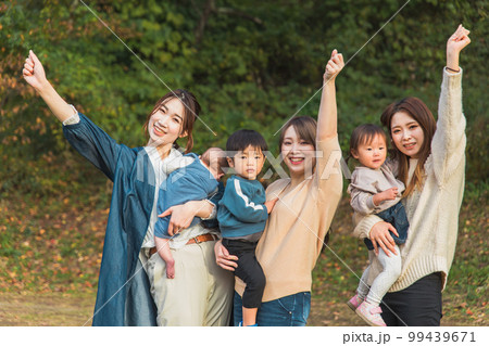 秋の公園で遊ぶ親子・ママ友・子供（幼児・ピクニック・育児・子育て） 99439671