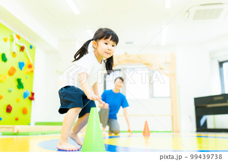 シャトルランをする幼児たち 99439738