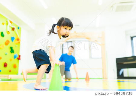 シャトルランをする幼児たち 99439739