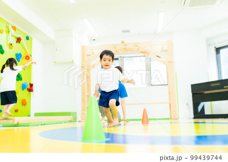 シャトルランをする幼児たち 99439744