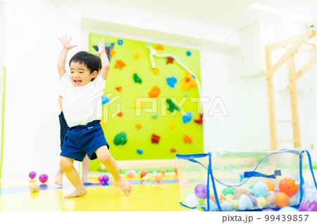 室内保育イメージ 99439857