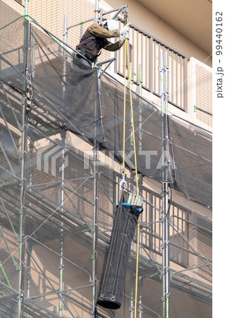 建設現場 くさび足場 ビケ 足場解体 職人 建設現場 くさび足場 ビケ 足場解体 職人 99440162