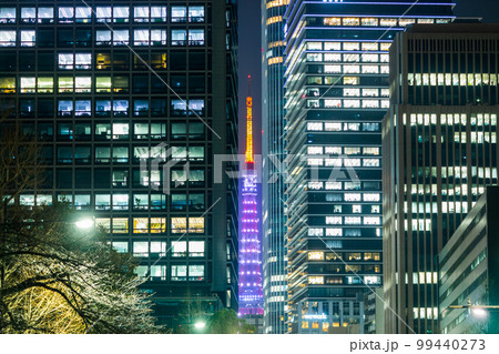 都市夜景「東京都」ビルの間から見える東京タワー 99440273