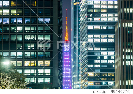 都市夜景「東京都」ビルの間から見える東京タワー 99440276