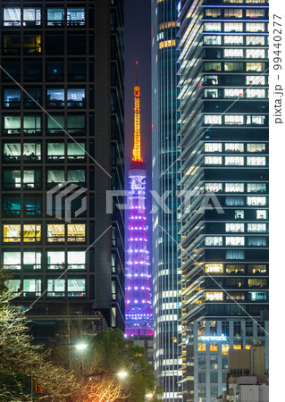 都市夜景「東京都」ビルの間から見える東京タワー 99440277