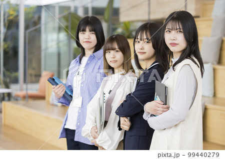 カジュアルビジネスイメージ　若い女性たち 99440279