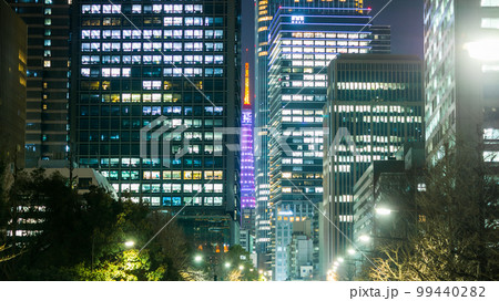 都市夜景「東京都」ビルの間から見える東京タワー 都市夜景「東京都」ビルの間から見える東京タワー 99440282