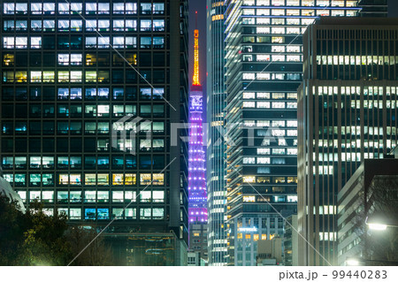 都市夜景「東京都」ビルの間から見える東京タワー 99440283