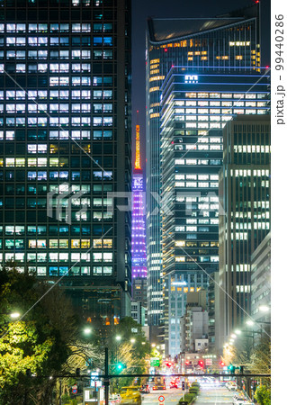 都市夜景「東京都」ビルの間から見える東京タワー 99440286
