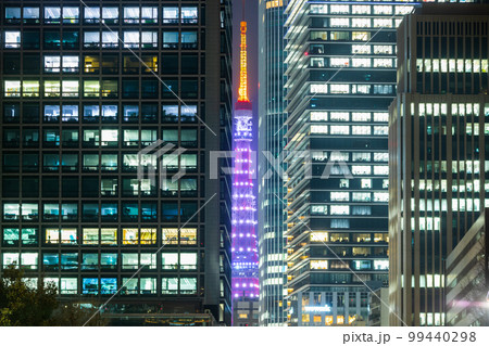 都市夜景「東京都」ビルの間から見える東京タワー 99440298