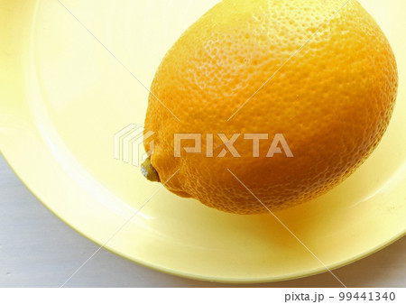 イエローバックのシンプルなレモンのイメージ写真 イエローバックのシンプルなレモンのイメージ写真 99441340