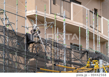 建設現場　くさび足場　ビケ　足場解体　職人 99442568