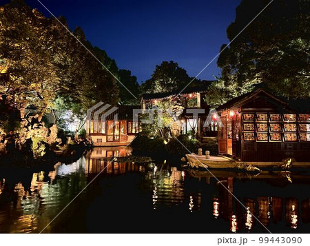 中国・蘇州の同里古鎮内の退思園(夜景) 中国・蘇州の同里古鎮内の退思園(夜景) 99443090