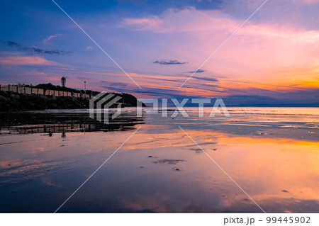鵠沼海岸から江ノ島び夕景のリフレクション 鵠沼海岸から江ノ島び夕景のリフレクション 99445902