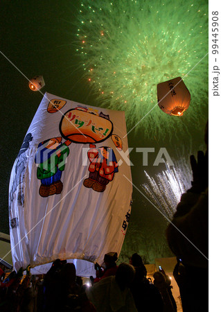 花火開く雪降る夜の紙風船上げ　秋田県　上桧木内 99445908