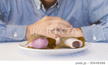 関東風・関西風の桜もちの違いを考える男性｜食べ比べイメージ 99446086