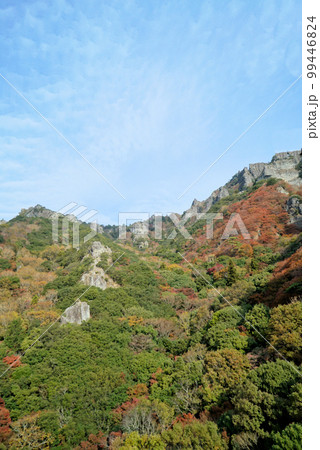 碧空に紅葉が映える寒霞渓_小豆島 99446824