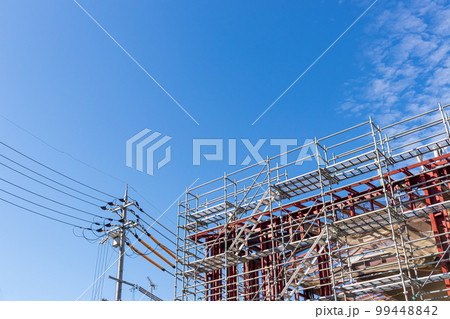 鉄骨・足場・青空 99448842