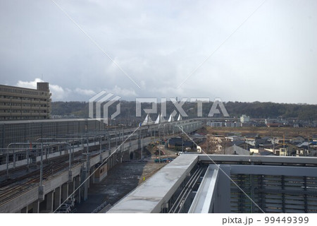 呉羽丘陵と北陸新幹線と富山駅 99449399