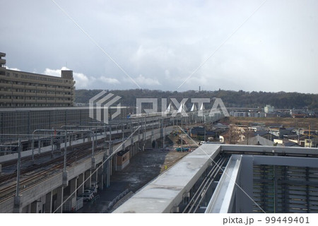呉羽丘陵と北陸新幹線と富山駅 99449401