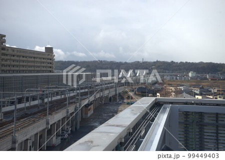 呉羽丘陵と北陸新幹線と富山駅 呉羽丘陵と北陸新幹線と富山駅 99449403