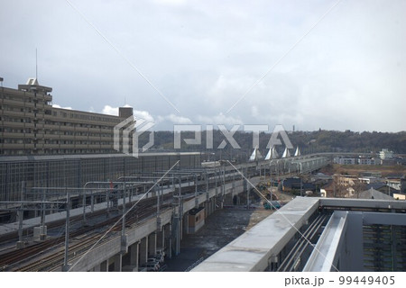呉羽丘陵と北陸新幹線と富山駅 呉羽丘陵と北陸新幹線と富山駅 99449405