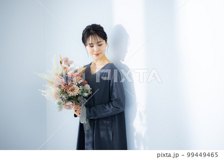 ブーケを持つ女性 99449465