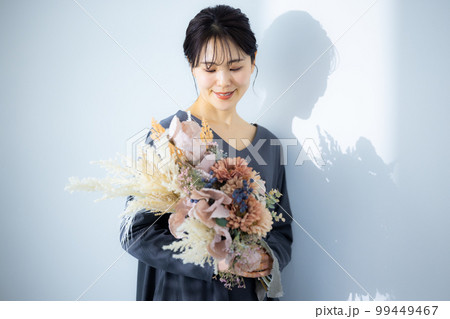 ブーケを持つ女性 ブーケを持つ女性 99449467