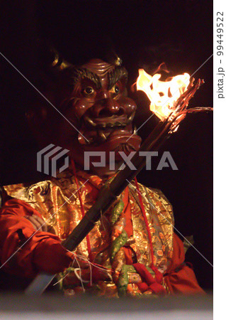 鬼追い式で松明を持ち入場する赤鬼 鬼追い式で松明を持ち入場する赤鬼 99449522