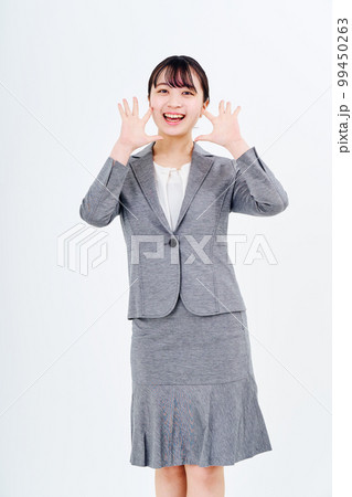 笑顔のスーツ姿の若い女性 99450263