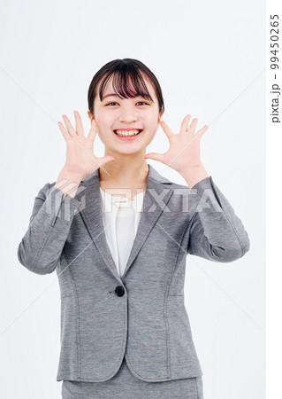 笑顔のスーツ姿の若い女性 笑顔のスーツ姿の若い女性 99450265