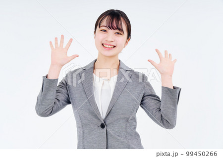 笑顔のスーツ姿の若い女性 笑顔のスーツ姿の若い女性 99450266