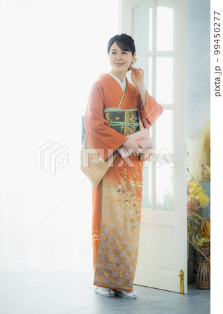オレンジの訪問着の女性 オレンジの訪問着の女性 99450277