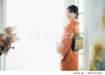 オレンジの訪問着の女性 99450281