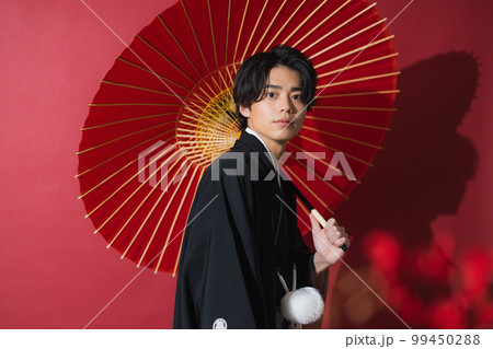紋付袴の男性　番傘 99450288