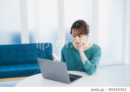 オフィスの女性 99450362