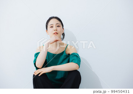 緑のオフショルの女性 緑のオフショルの女性 99450431