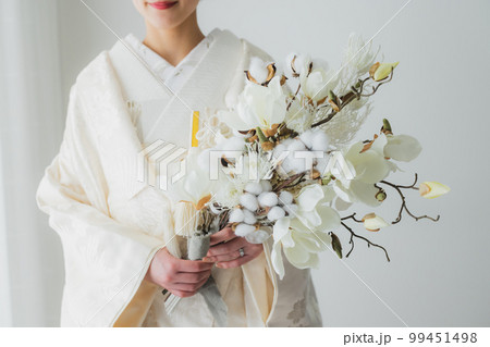 ブーケを持った白無垢の花嫁 ブーケを持った白無垢の花嫁 99451498