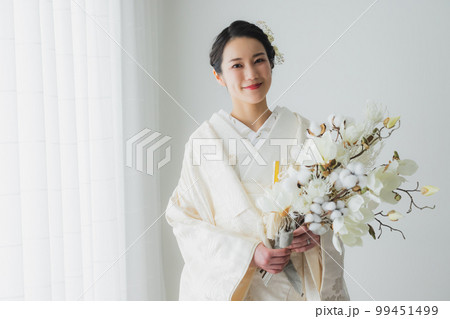 ブーケを持った白無垢の花嫁 99451499