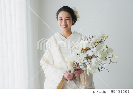 ブーケを持った白無垢の花嫁 ブーケを持った白無垢の花嫁 99451501