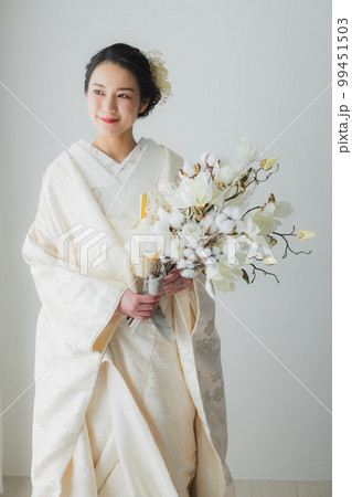ブーケを持った白無垢の花嫁 99451503
