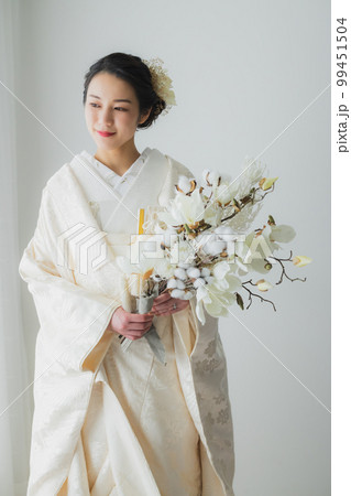 ブーケを持った白無垢の花嫁 99451504