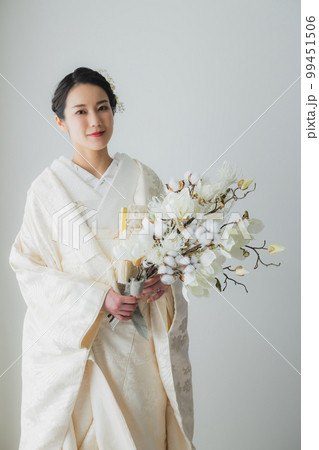 ブーケを持った白無垢の花嫁 99451506