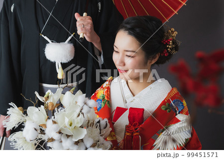 色打掛の新郎新婦 99451571