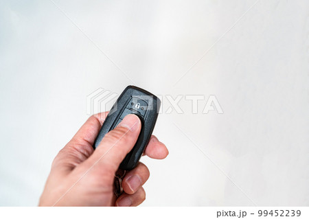 スマートキーを使って車のキーを開ける 99452239